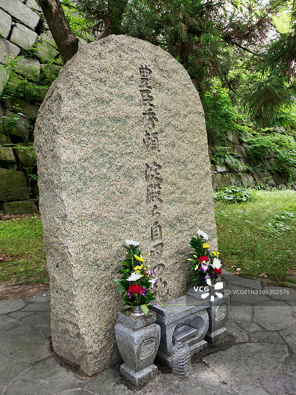 日本大阪城内丰臣秀赖与淀殿的纪念碑图片素材