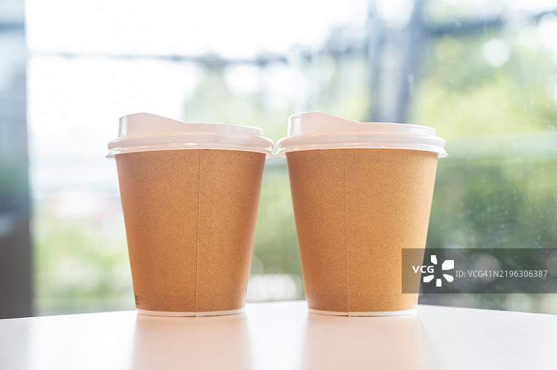 咖啡店里的两杯热咖啡。图片素材