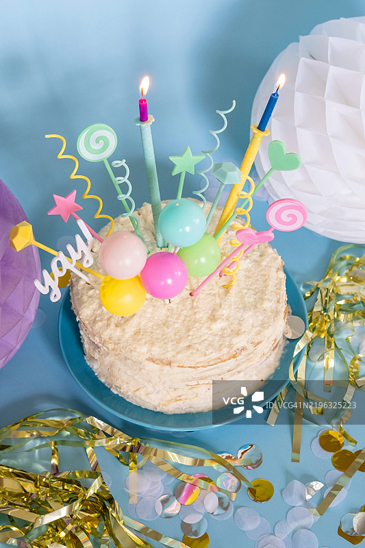 五彩缤纷的生日庆祝活动，伴有蜡烛和装饰品图片素材