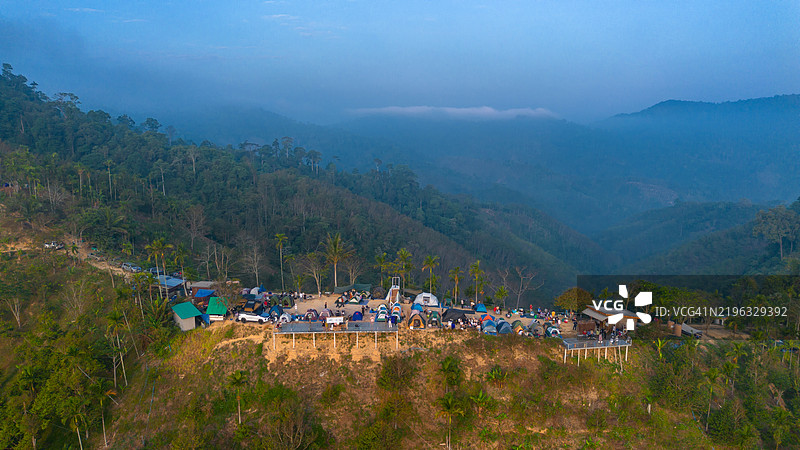 在山上搭帐篷。图片素材