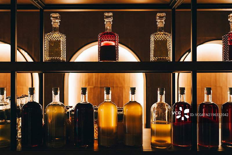 酒吧货架上陈列的各种酒精饮料图片素材