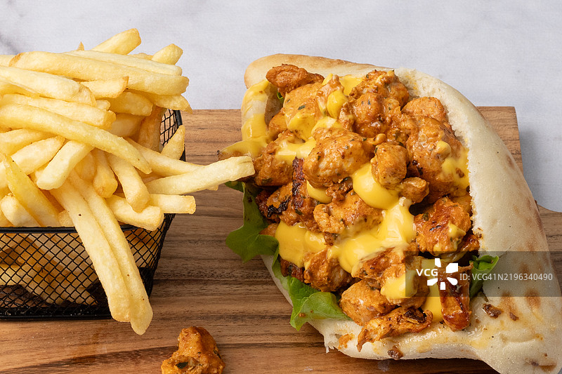 坦都里鸡肉和切达奶酪三明治图片素材