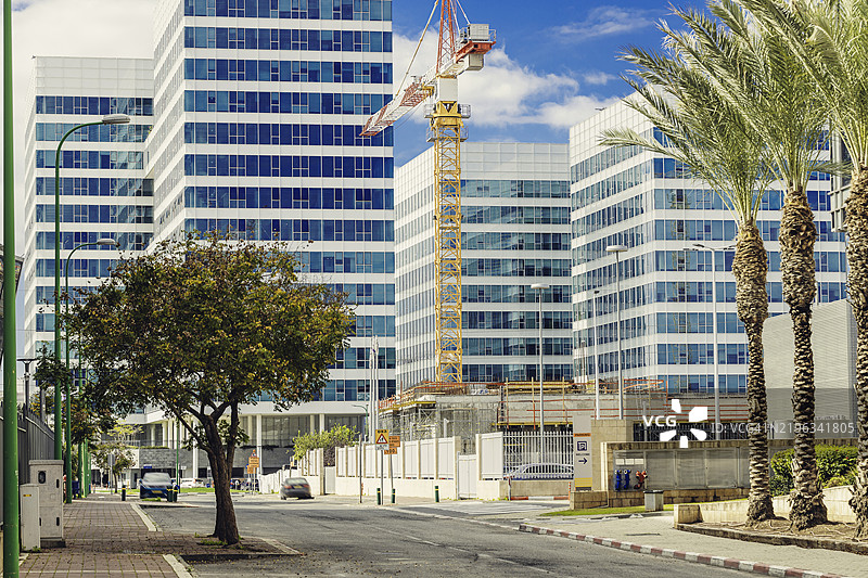 现代办公大楼与蓝天相映成趣图片素材