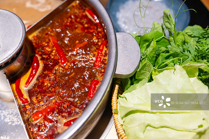 一张剪裁过的中国四川麻辣火锅的照片图片素材