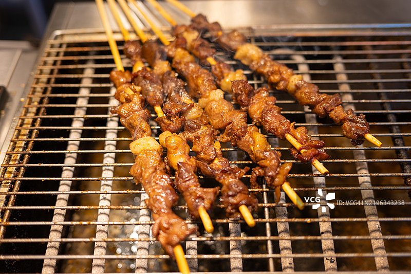 北京夜市的烤羊肉串图片素材