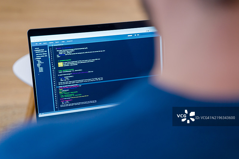 软件开发人员在笔记本电脑上编写JavaScript代码图片素材