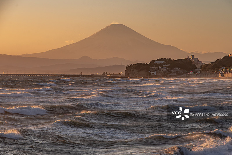 日本神奈川的富士山与日落海滩图片素材