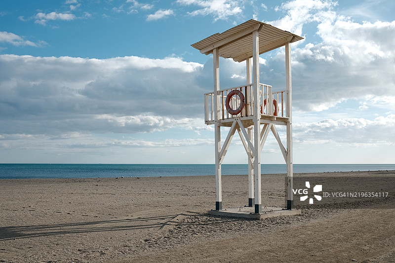 白色救生塔矗立在沙滩上图片素材