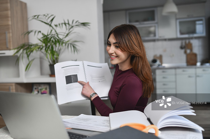 在线女教师指着书本向虚拟学生讲解课程图片素材