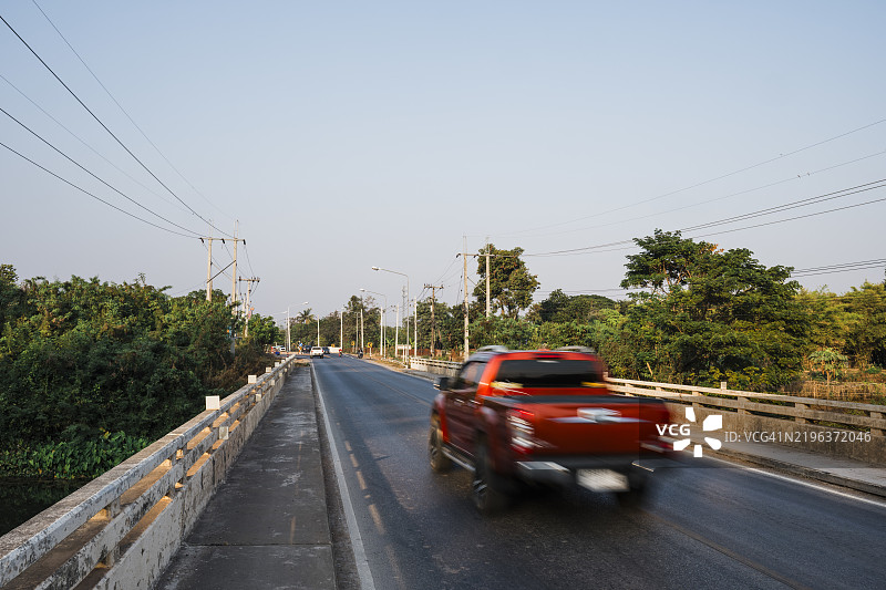 泰国孔敬一条安静道路上的卡车图片素材