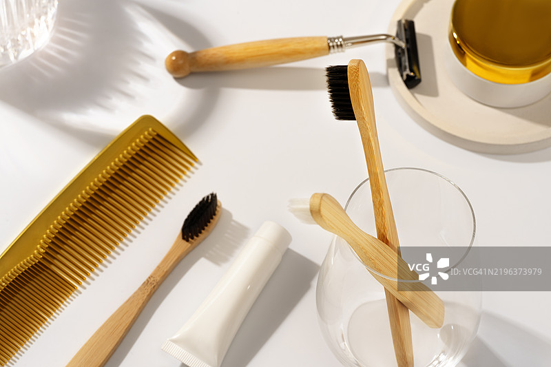 男性日常美容护肤程序或礼物的概念，采用时尚的美容化妆品，背景是早晨阳光在白色大理石桌面上的阴影。图片素材