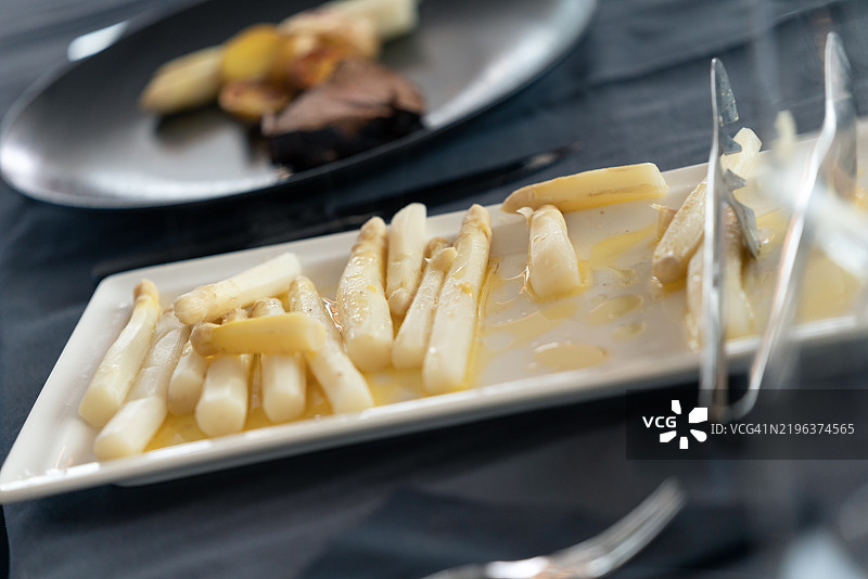 高品质的肉类配芦笋和土豆摆盘图片素材