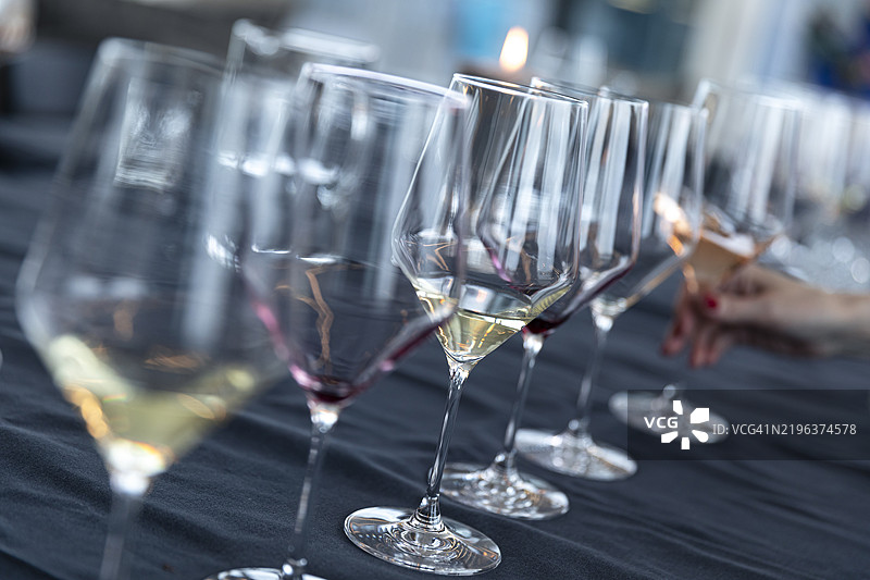 桌子上的一排酒杯图片素材