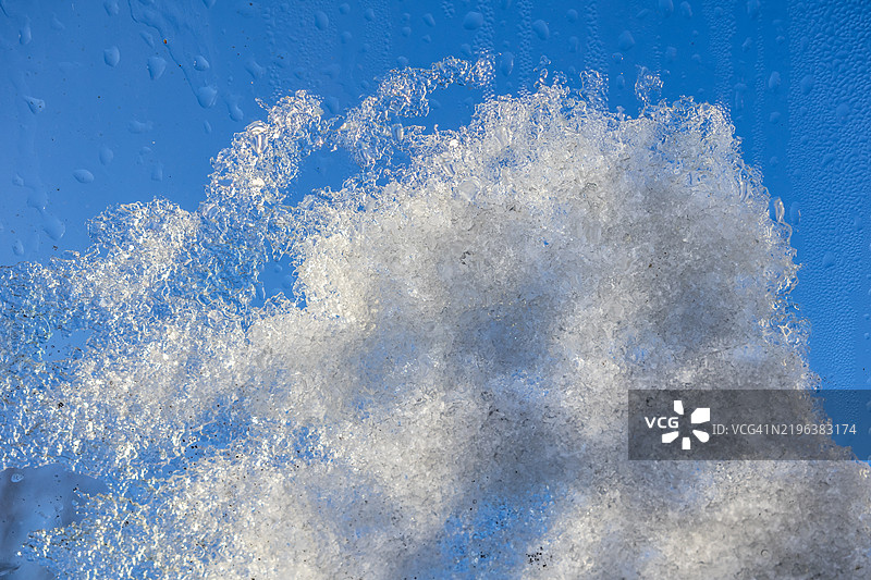 窗户被雪覆盖图片素材