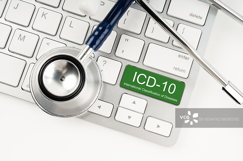 国际疾病分类第十版（ICD-10）与电脑键盘上的听诊器。图片素材