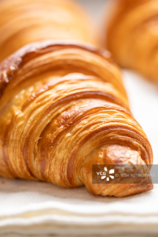 黄油可颂的特写，采用酥皮制作而成图片素材