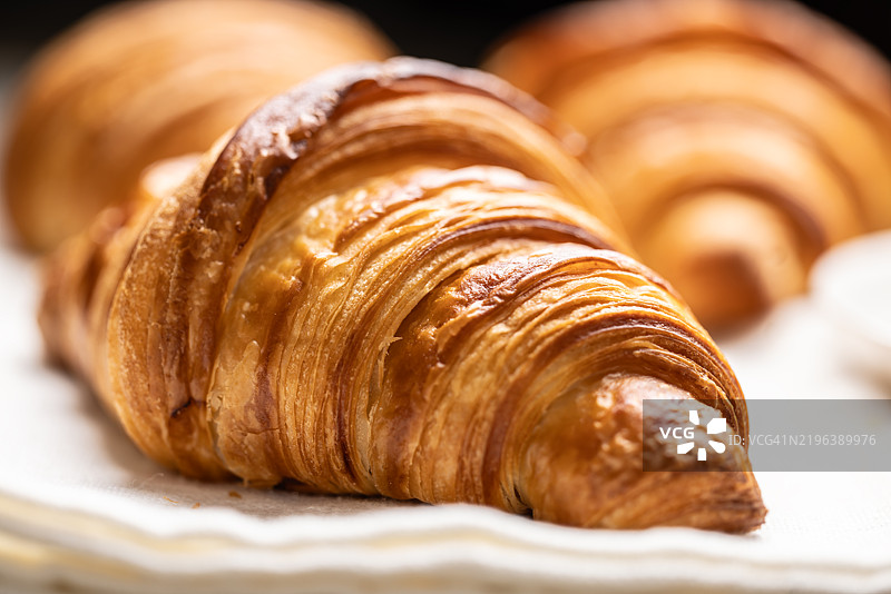 黄油可颂的特写，采用酥皮制作而成图片素材
