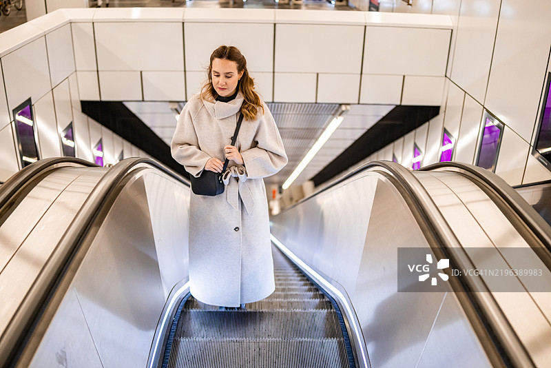 在地铁扶梯上沉思图片素材