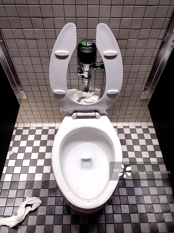 凌乱的厕所图片素材
