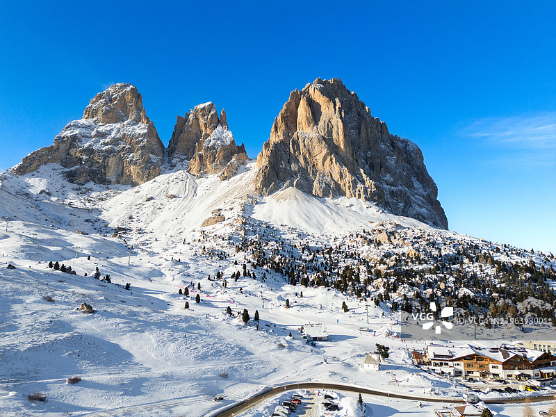 塞拉山口，朗科费尔，意大利多洛米蒂阿尔卑斯雪景航拍图片素材