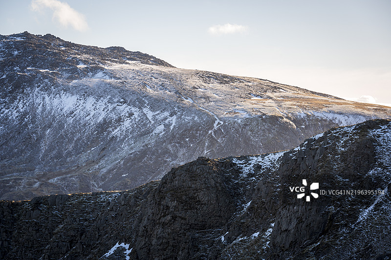 粗犷崎岖的山峰和山脊图片素材