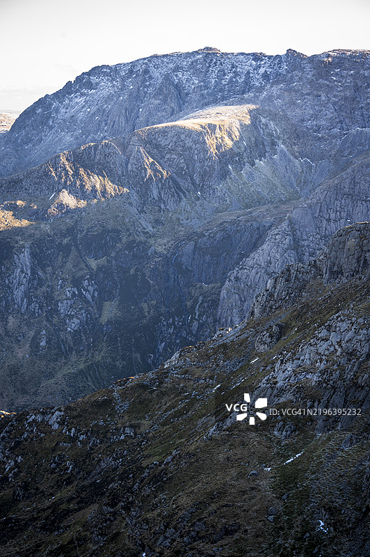 粗犷崎岖的山峰和山脊图片素材