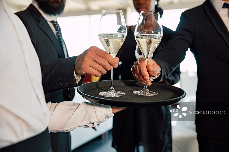 商务人士在豪华餐厅庆祝图片素材