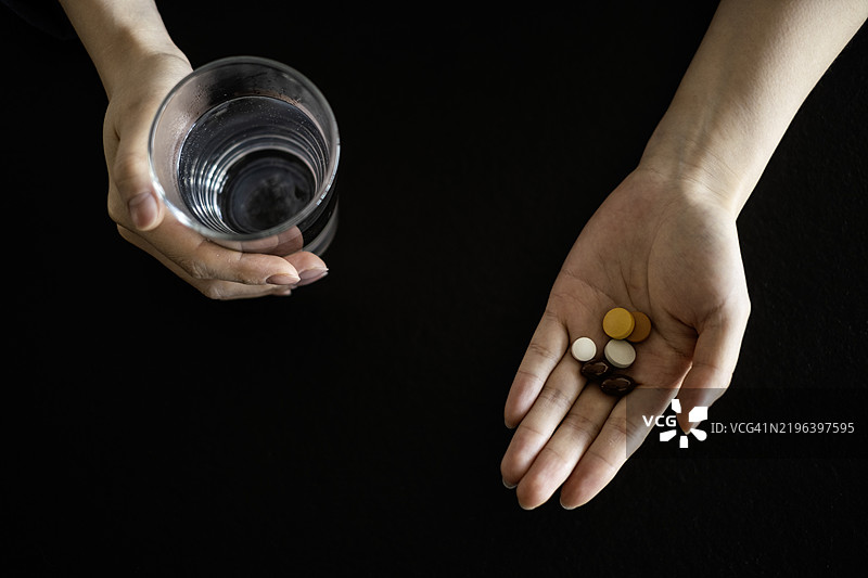 亚洲女性在服用药物图片素材