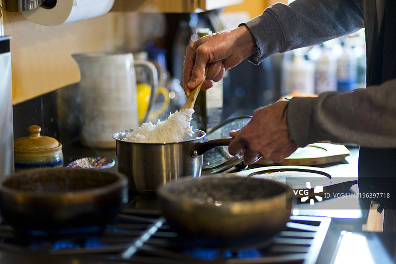 全球食品趋势 - 与朋友分享拌饭图片素材