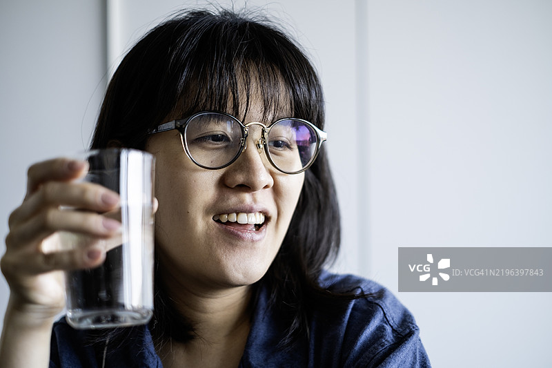 亚洲女性在喝水图片素材