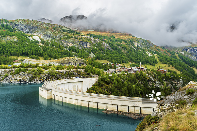 法国，阿尔卑斯山，奥弗涅-罗纳-阿尔卑斯大区，格拉基什阿尔卑斯，萨瓦省，蒂涅湖的水坝，通往伊塞朗山口的道路，旅行风景自然，欧洲图片素材
