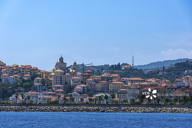 从意大利利古里亚大区因佩里亚的波尔图·毛里齐奥区长码头俯瞰风景如画的房屋图片素材