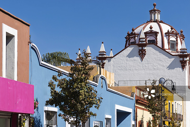 墨西哥普埃布拉历史中心的乔卢拉街道色彩斑斓的殖民建筑风景图片素材