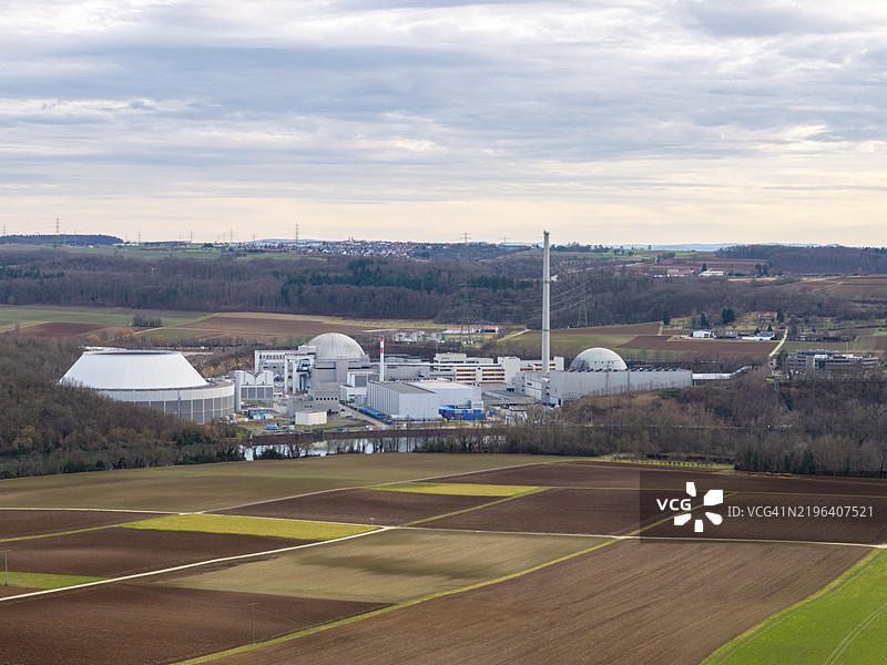 退役的内卡韦斯特海姆核电站位于广袤的田野和森林中，天空阴云密布，德国巴登-符腾堡州内卡韦斯特海姆，欧洲图片素材