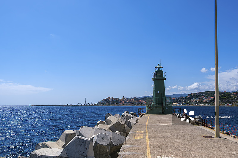 意大利利古里亚大区因佩里亚市奥内利亚区长码头尽头的东部灯塔，法罗·莫洛·迪·莱万特图片素材