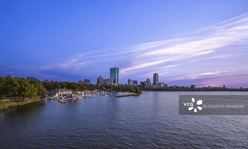美国，长费罗桥上俯瞰查尔斯河的波士顿天际线和市中心全景，北美图片素材
