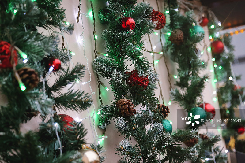 全景礼品店外观，节日装饰着圣诞树枝和闪闪发光的花环图片素材