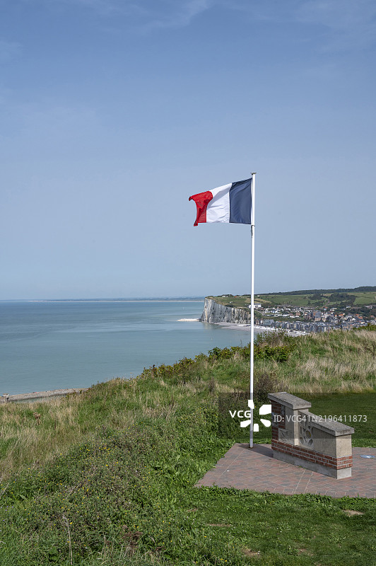 法国国旗在勒特雷波特的阿尔巴特海岸悬崖顶观景点的风中飘扬,俯瞰渔镇及其白垩悬崖海岸,塞纳-马恩省,诺曼底,法国,欧洲图片素材