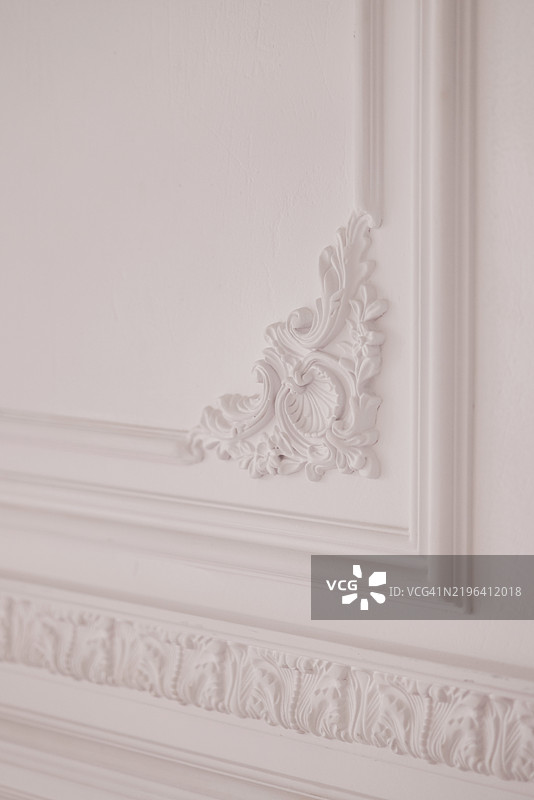 优雅的白色墙壁装饰线条，带有华丽的细节图片素材