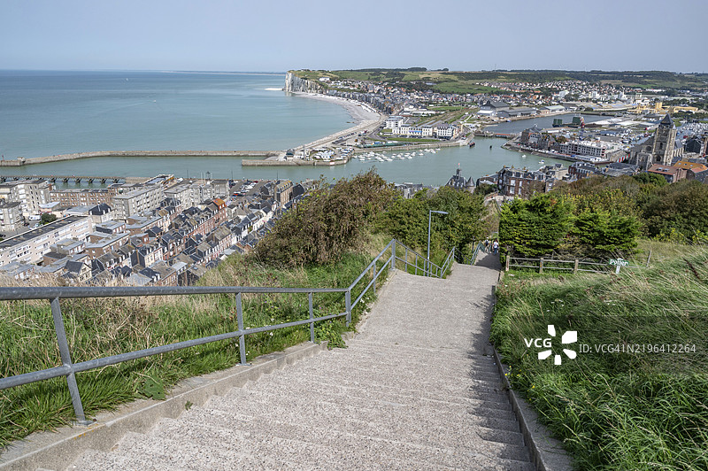 从悬崖顶视角俯瞰勒特雷波尔及通往观景台的楼梯,阿尔巴特海岸,塞纳-马恩省,诺曼底,法国,欧洲图片素材