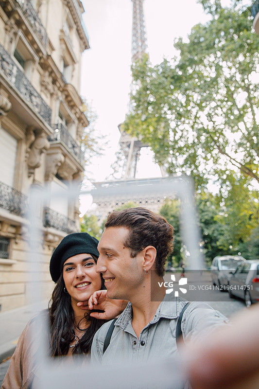 可爱的年轻情侣在巴黎度假庆祝情人节图片素材