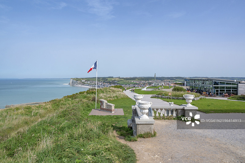 法国国旗在勒特雷波特的阿尔巴特海岸悬崖顶观景点的风中飘扬,俯瞰渔镇及其白垩悬崖海岸,塞纳-马恩省,诺曼底,法国,欧洲图片素材