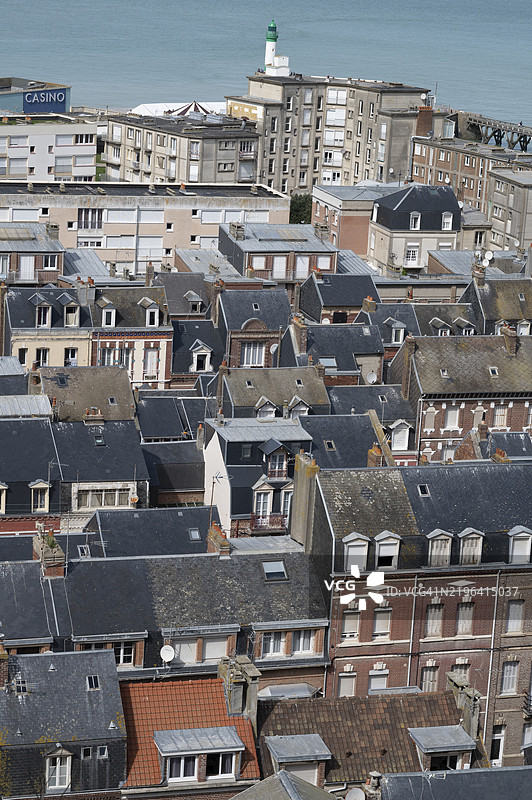 法国诺曼底塞纳-马尔蒂姆的勒特雷波特，绿色和白色的灯塔以及古老的渔民区图片素材