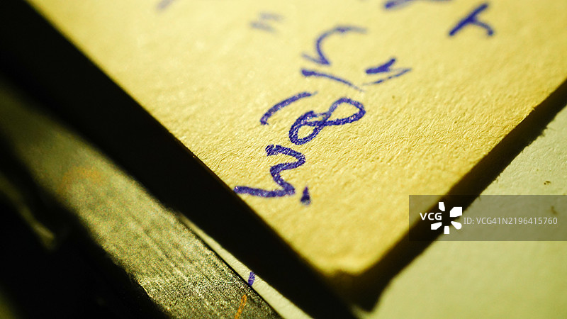 旧纸上的数学方程宏观照片图片素材