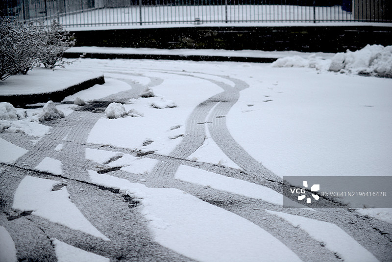 新雪上的轮胎痕迹图片素材