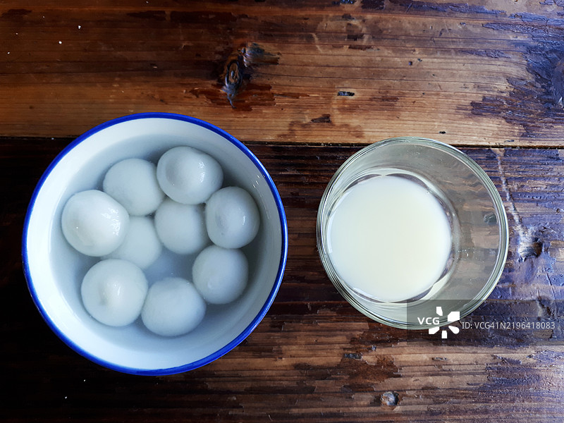 在中国浙江省杭州的乌镇，典型的小吃：麻糬米糕和一杯牛奶图片素材