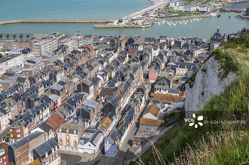 从悬崖顶观景点俯瞰勒特雷波特、其港口和昔日渔民区，位于法国诺曼底的阿尔巴特海岸，塞纳-马恩省。图片素材