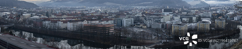 奥地利施蒂利亚州莱奥本市的全景视图图片素材
