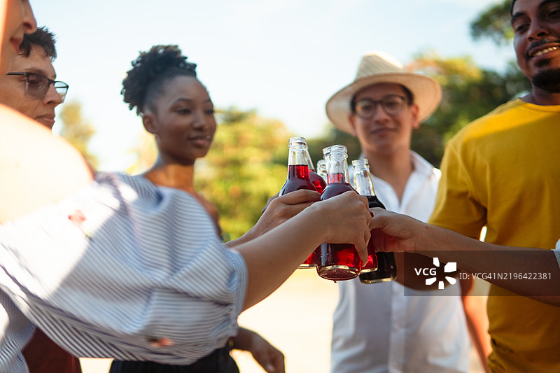 一群多种族的朋友在户外举杯庆祝图片素材
