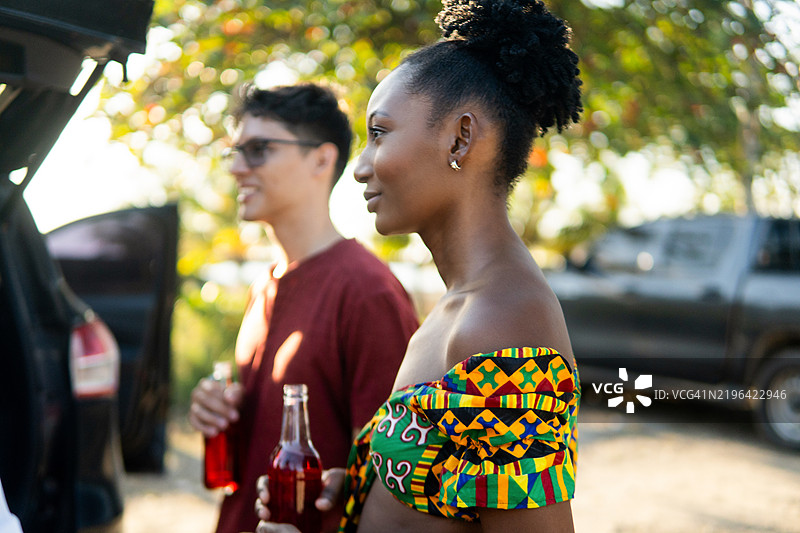 朋友们在尾门派对上享受饮品和交谈图片素材